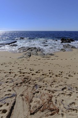 Kosta Brava, Katalonya 'da sakin bir Akdeniz tatil sahnesinde birkaç kayayla kumsal manzarası
