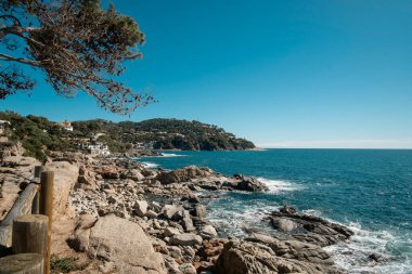 Costa Brava, Katalonya, Akdeniz 'deki güzel bir deniz manzarasında kayalıklarda sessiz dalgalar