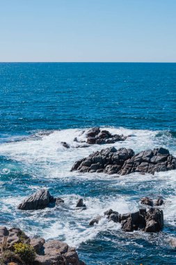 Costa Brava, Katalonya, Akdeniz 'deki güzel bir deniz manzarasında kayalıklarda sessiz dalgalar