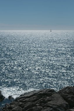 Akdeniz 'de sakin mavi sularda seyreden küçük bir tekne. Yaz tatillerinde mavi deniz manzarası.