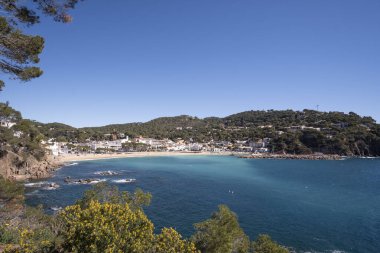 Kosta Brava, Katalonya 'da sakin Akdeniz sularındaki güzel turkuaz plajı