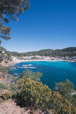 Kosta Brava, Katalonya 'da sakin Akdeniz sularındaki güzel turkuaz plajı