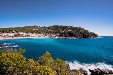 Kosta Brava, Katalonya 'da sakin Akdeniz sularındaki güzel turkuaz plajı