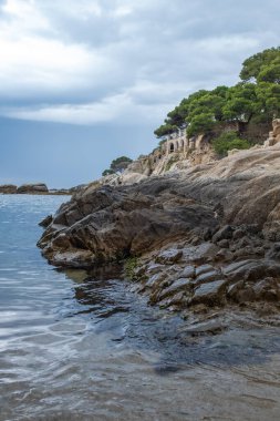Akdeniz, Kosta Brava, Katalonya 'nın sakin sularında sakin bir sahilde güzel bir kıyı manzarası.
