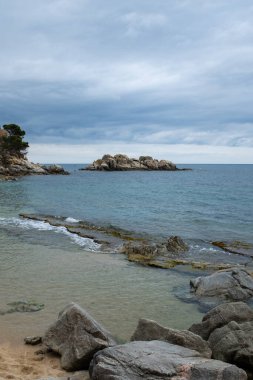 Costa Brava 'da Akdeniz' in sakin sularında güzel kumlu bir sahil.