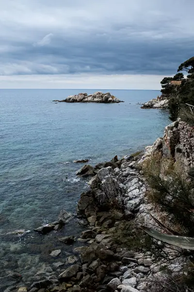 Costa Brava, Katalonya 'da güzel bulutlu bir kıyı manzarasında kayalık