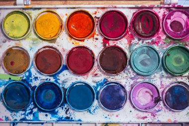 Fırça boyasından bir renk paletinde farklı renkler.