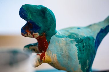 El yapımı kağıt işi oyuncak dinozor.