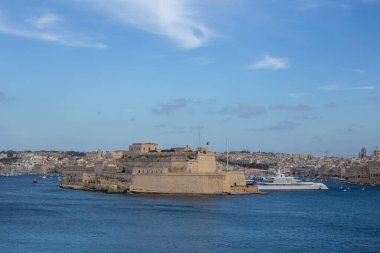 Valletta, Malta, Akdeniz 'in güzel sahil manzarasının silüeti