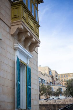 Valletta Malta 'da tipik bir geleneksel mimari üzerine mavi pencere ve altın balkon