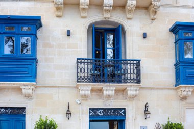 Valletta, Malta 'da geleneksel bir bina cephesinde mavi pencere ve kapı