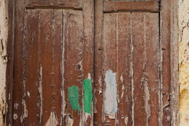 Eski kahverengi harap ahşap kapılar.