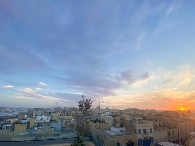 Valletta, Malta 'daki eski bir çatıdan günbatımı silüeti.