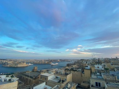 Gün batımında Malta 'nın güzel kıyı şehri Valletta' nın Skyline manzarası