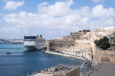 Malta 'nın eski turistik şehri Valletta' daki bir rıhtımda büyük bir yolcu gemisi.