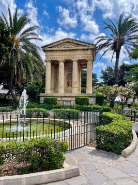 Valletta, Malta 'da çok güzel bir parkı dekore eden ünlü bir yapı.