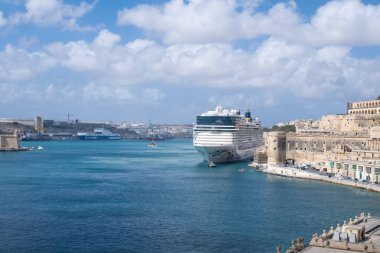 Valletta, Malta sahilinde büyük bir yolcu gemisi.