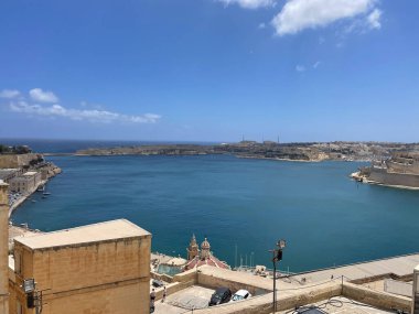 Valletta 'nın gökyüzü güzel mavi Akdeniz kıyıları limanda