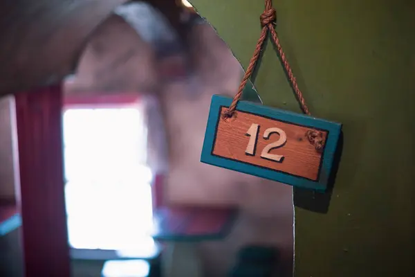 Tahta bir iç odada 12 numara.