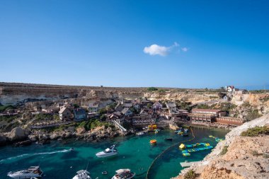 Akdeniz, Malta 'da Mellieha adında bir köyde kayalık uçurumlu güzel bir koy.