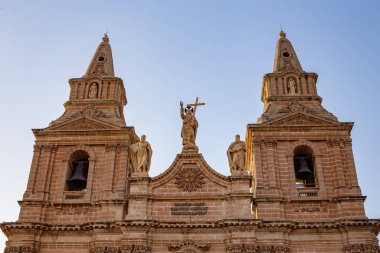 Mellieha, Malta Adası, Akdeniz 'de kırmızı kubbeli güzel bir katedral.