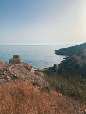 Akdeniz 'in Malta Adası' ndaki uçurum kıyısında güzel bir gün doğumu manzarası