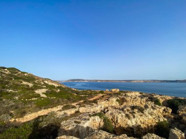 Akdeniz 'in Malta Adası' ndaki uçurum kıyısında güzel bir gün doğumu manzarası