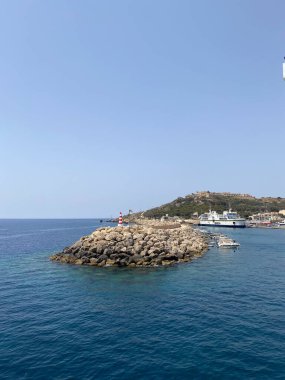 Gozo, Malta Adası, Akdeniz 'de küçük bir feribot limanında kaya iskelesi.