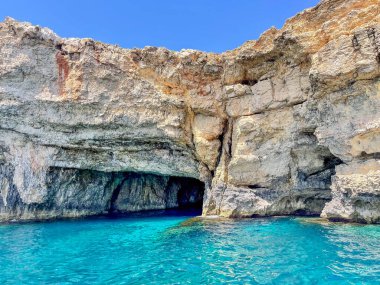 Akdeniz 'deki Gozo, Malta Adası' ndaki bir kayalık mağarada berrak ve parlak turkuaz sular.