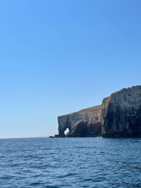 Fil kayalarının ünlü simgesi, Gozo, Malta Adası, Akdeniz kıyısındaki uçurum.