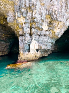 Kıyı manzarasındaki parlak sular Gozo, Malta Adası 'ndaki kayalık kayalık mağara