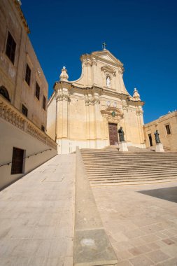 Güzel Katedral cephesi Malta 'nın eski Gozo kasabasındaki ünlü simgesi.
