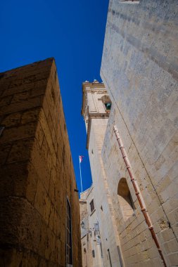 Gozo, Malta Adası 'nda dar kaldırımlı taş sokakları olan eski bir ortaçağ köyü.