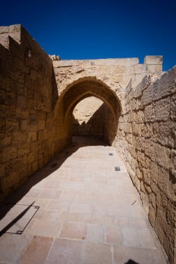 Gozo, Malta Adası 'nda dar kaldırımlı taş sokakları olan eski bir ortaçağ köyü.