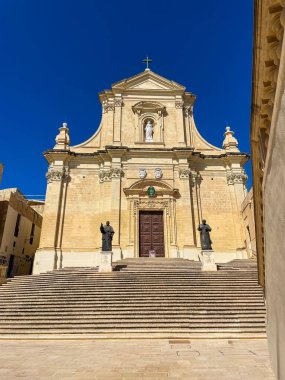 Güzel Katedral cephesi Malta 'nın eski Gozo kasabasındaki ünlü simgesi.