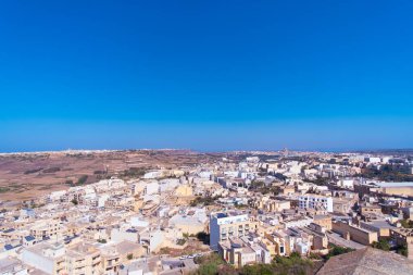 Güzel Gozo kasabasında, kırsal çorak arazi, Malta 'da, mavi güneşli bir yaz gökyüzünün altında