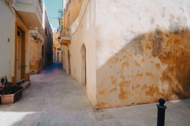 Malta 'nın Gozo şehrinde kaldırım taşları olan güzel eski dar sokaklar.