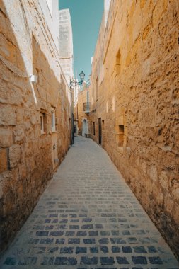 Malta 'nın Gozo şehrinde kaldırım taşları olan güzel eski dar sokaklar.