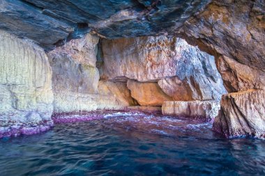 Akdeniz 'deki Malta Adası' ndaki kayalıklardaki güzel mağaralar