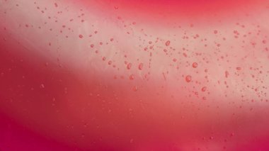 Üzerinde su damlacıkları olan katı kauçuk kırmızı bir zemin.