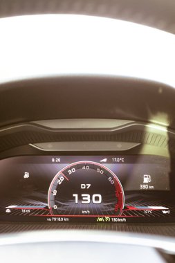 Otoyol sürücüsünün bakış açısında sürerken dijital hız göstergesi ve motor hızı