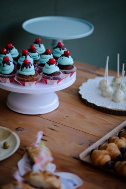 Sandviçler, atıştırmalıklar ve tatlılar bir doğum günü partisinde biraz süslemeyle servis edilir.