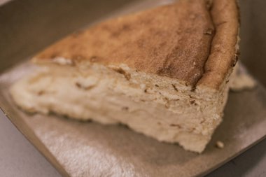 Cheesecake diliminde pürüzsüz, lezzetli bir doku.