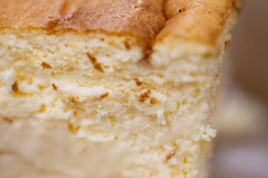Lezzetli bir cheesecake diliminde pürüzsüz bir dokunun ayrıntıları