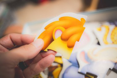 Oyuncak yapboz parçası iç odada.