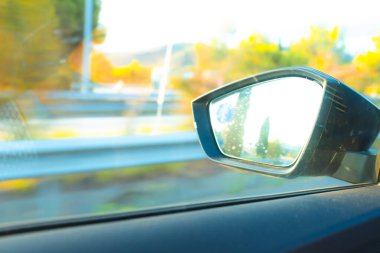 Sol ayna modern araba sürücüsü bakış açısı parlak otoyol arka planı