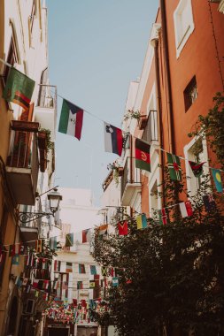 İtalya, Bari 'de bir sokakta renkli rozet bayrakları