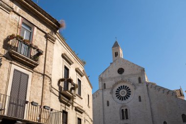 Bari katedrali, Bari, İtalya 'daki ünlü bina eski bir kasaba sahnesinde.