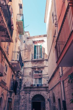 Bari, İtalya 'da şehir manzarası. Balkonunda eski mobilyalar ve bina cepheleriyle kuru giysiler var.