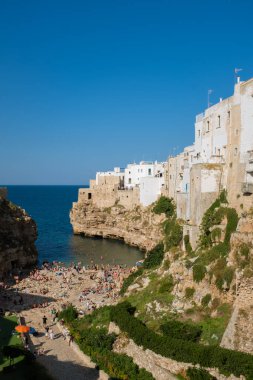 İtalya 'nın güneyindeki Polignano kasabasında Akdeniz' de güzel bir uçurum sahili var.